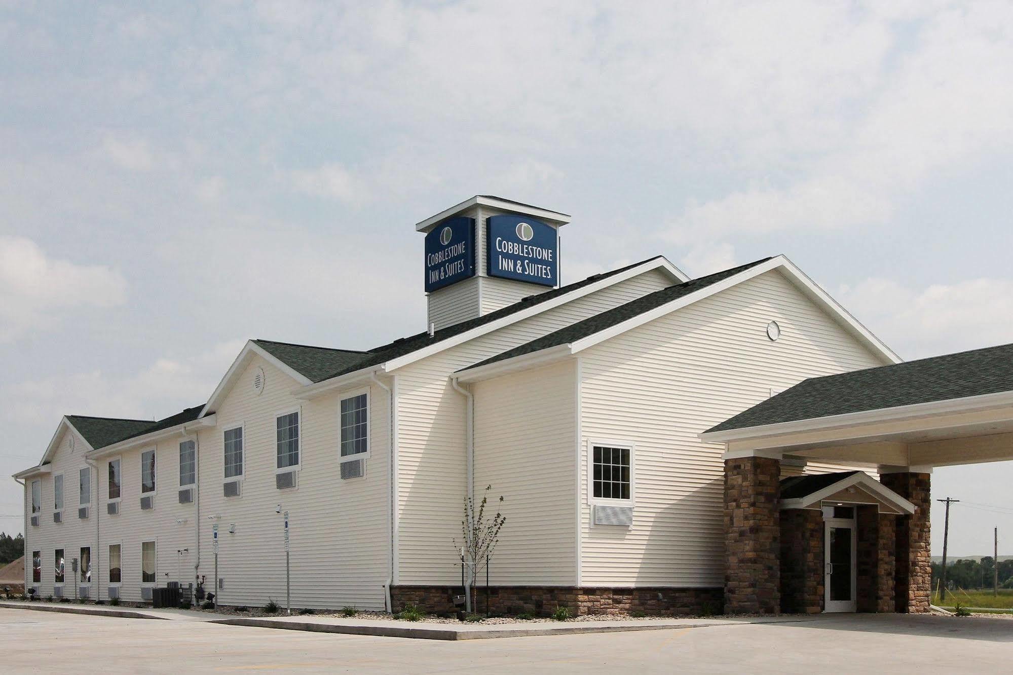 Cobblestone Inn & Suites - Linton Exterior photo
